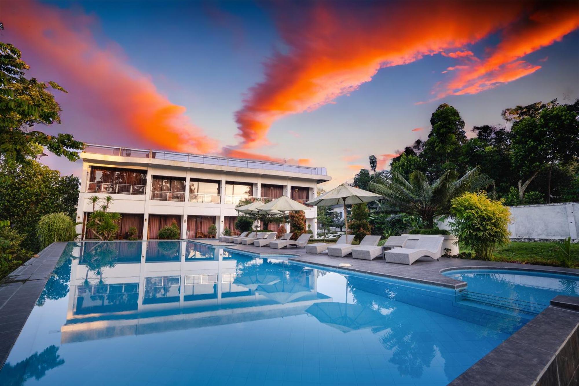 Nirvana Hotel Resort เตเตบาตู ภายนอก รูปภาพ